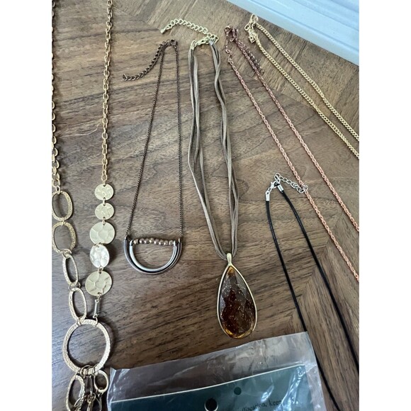 Lot of 10 Gold-Tone Necklaces – Mixed Styles – Costume Jewelry New & Preowned - Picture 4 of 12